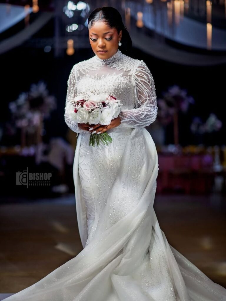  Classic Lace Long Sleeve Wedding Dress